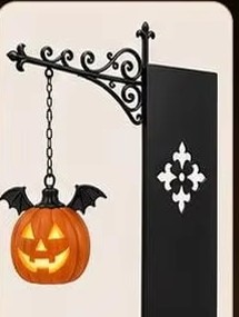 Świecąca dynia halloweenowa zawieszona na ozdobnym uchwycie